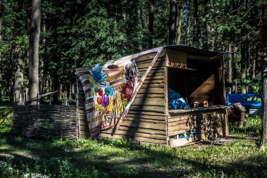 Lisne, Ukrayna, 5 Ağustos 2025 Feldman Ecopark, çocuklar için hayvan bakımı ve terapiyi özel ihtiyaçlarla birleştiren bir peyzaj parkı. Bölge 2022 yılında Rus ordusu tarafından işgal edildi..