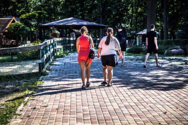 Lisne, Ukrayna, 5 Ağustos 2025 Feldman Ecopark, çocuklar için hayvan bakımı ve terapiyi özel ihtiyaçlarla birleştiren bir peyzaj parkı. Bölge 2022 yılında Rus ordusu tarafından işgal edildi..