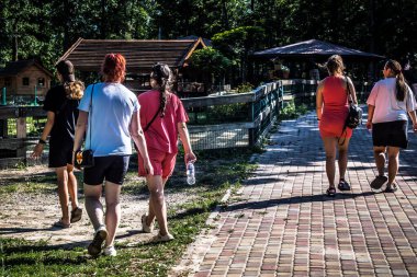 Lisne, Ukrayna, 5 Ağustos 2025 Feldman Ecopark, çocuklar için hayvan bakımı ve terapiyi özel ihtiyaçlarla birleştiren bir peyzaj parkı. Bölge 2022 yılında Rus ordusu tarafından işgal edildi..