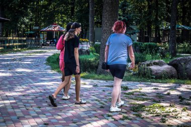 Lisne, Ukrayna, 5 Ağustos 2025 Feldman Ecopark, çocuklar için hayvan bakımı ve terapiyi özel ihtiyaçlarla birleştiren bir peyzaj parkı. Bölge 2022 yılında Rus ordusu tarafından işgal edildi..