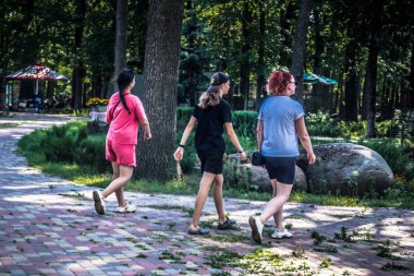 Lisne, Ukrayna, 5 Ağustos 2025 Feldman Ecopark, çocuklar için hayvan bakımı ve terapiyi özel ihtiyaçlarla birleştiren bir peyzaj parkı. Bölge 2022 yılında Rus ordusu tarafından işgal edildi..