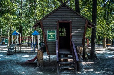 Lisne, Ukrayna, 5 Ağustos 2025 Feldman Ecopark, çocuklar için hayvan bakımı ve terapiyi özel ihtiyaçlarla birleştiren bir peyzaj parkı. Bölge 2022 yılında Rus ordusu tarafından işgal edildi..