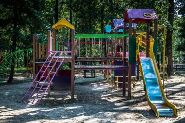 Lisne, Ukrayna, 5 Ağustos 2025 Feldman Ecopark, çocuklar için hayvan bakımı ve terapiyi özel ihtiyaçlarla birleştiren bir peyzaj parkı. Bölge 2022 yılında Rus ordusu tarafından işgal edildi..