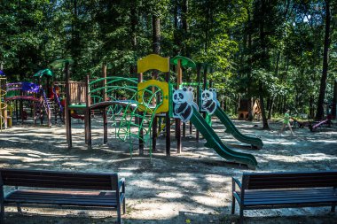 Lisne, Ukrayna, 5 Ağustos 2025 Feldman Ecopark, çocuklar için hayvan bakımı ve terapiyi özel ihtiyaçlarla birleştiren bir peyzaj parkı. Bölge 2022 yılında Rus ordusu tarafından işgal edildi..