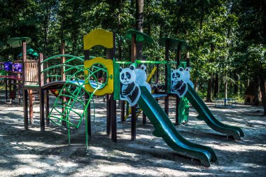 Lisne, Ukrayna, 5 Ağustos 2025 Feldman Ecopark, çocuklar için hayvan bakımı ve terapiyi özel ihtiyaçlarla birleştiren bir peyzaj parkı. Bölge 2022 yılında Rus ordusu tarafından işgal edildi..