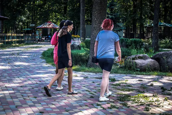 Lisne, Ukrayna, 5 Ağustos 2025 Feldman Ecopark, çocuklar için hayvan bakımı ve terapiyi özel ihtiyaçlarla birleştiren bir peyzaj parkı. Bölge 2022 yılında Rus ordusu tarafından işgal edildi..