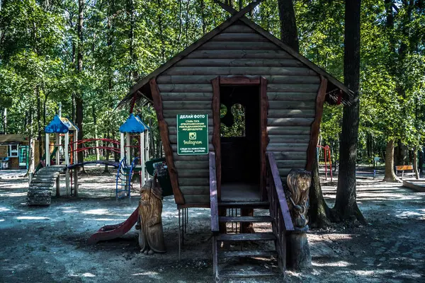 Lisne, Ukrayna, 5 Ağustos 2025 Feldman Ecopark, çocuklar için hayvan bakımı ve terapiyi özel ihtiyaçlarla birleştiren bir peyzaj parkı. Bölge 2022 yılında Rus ordusu tarafından işgal edildi..