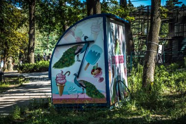 Lisne, Ukrayna, 5 Ağustos 2025 Feldman Ecopark, çocuklar için hayvan bakımı ve terapiyi özel ihtiyaçlarla birleştiren bir peyzaj parkı. Bölge 2022 yılında Rus ordusu tarafından işgal edildi..