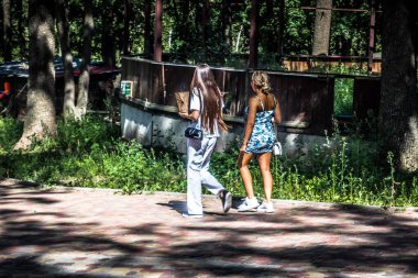 Lisne, Ukrayna, 5 Ağustos 2025 Feldman Ecopark, çocuklar için hayvan bakımı ve terapiyi özel ihtiyaçlarla birleştiren bir peyzaj parkı. Bölge 2022 yılında Rus ordusu tarafından işgal edildi..