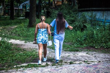 Lisne, Ukrayna, 5 Ağustos 2025 Feldman Ecopark, çocuklar için hayvan bakımı ve terapiyi özel ihtiyaçlarla birleştiren bir peyzaj parkı. Bölge 2022 yılında Rus ordusu tarafından işgal edildi..