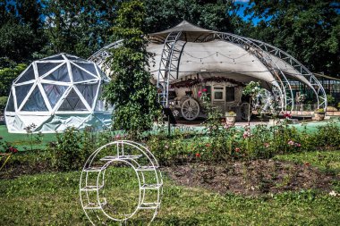 Lisne, Ukrayna, 5 Ağustos 2025 Feldman Ecopark, çocuklar için hayvan bakımı ve terapiyi özel ihtiyaçlarla birleştiren bir peyzaj parkı. Bölge 2022 yılında Rus ordusu tarafından işgal edildi..