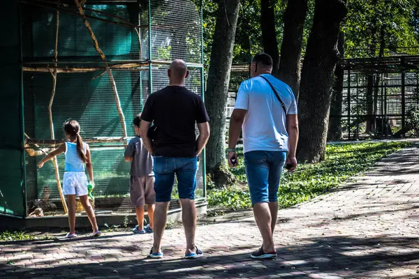 Lisne, Ukrayna, 5 Ağustos 2025 Feldman Ecopark, çocuklar için hayvan bakımı ve terapiyi özel ihtiyaçlarla birleştiren bir peyzaj parkı. Bölge 2022 yılında Rus ordusu tarafından işgal edildi..