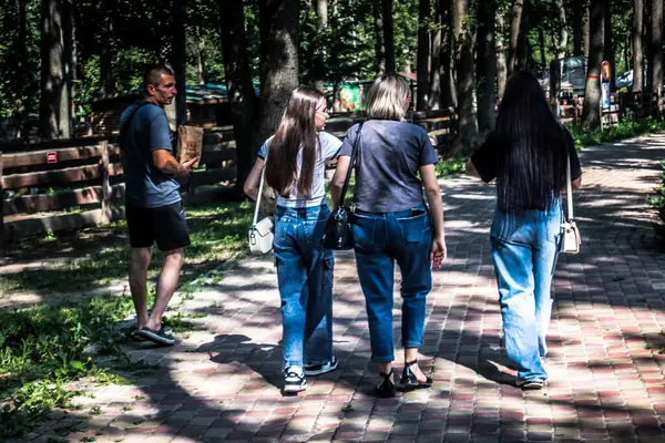 Lisne, Ukrayna, 5 Ağustos 2025 Feldman Ecopark, çocuklar için hayvan bakımı ve terapiyi özel ihtiyaçlarla birleştiren bir peyzaj parkı. Bölge 2022 yılında Rus ordusu tarafından işgal edildi..