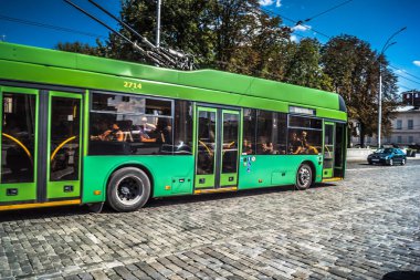 Kharkiv, Ukrayna, 06 Ağustos 2025 Otobus Kharkiv caddelerinde cephe hattına doğru ilerliyor. Şehir savaş bölgelerine çok yakın ve her gün Rus İHA 'ları ya da füzeleri tarafından saldırıya uğruyor..