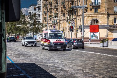 Kharkiv, Ukrayna, 06 Ağustos 2025 Ambülans Kharkiv sokaklarında cephe hattına doğru ilerliyor. Şehir savaş bölgelerine çok yakın ve her gün Rus İHA 'ları ya da füzeleri tarafından saldırıya uğruyor..
