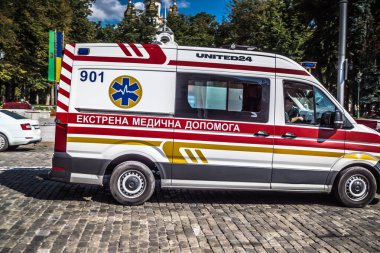 Kharkiv, Ukrayna, 06 Ağustos 2025 Ambülans Kharkiv sokaklarında cephe hattına doğru ilerliyor. Şehir savaş bölgelerine çok yakın ve her gün Rus İHA 'ları ya da füzeleri tarafından saldırıya uğruyor..