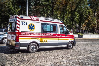 Kharkiv, Ukrayna, 06 Ağustos 2025 Ambülans Kharkiv sokaklarında cephe hattına doğru ilerliyor. Şehir savaş bölgelerine çok yakın ve her gün Rus İHA 'ları ya da füzeleri tarafından saldırıya uğruyor..