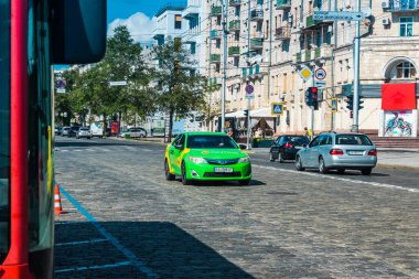 Kharkiv, Ukrayna, 06 Ağustos 2025 Taksi Harkiv caddelerinde cephe hattına doğru ilerliyor. Şehir savaş bölgelerine çok yakın ve her gün Rus İHA 'ları ya da füzeleri tarafından saldırıya uğruyor..