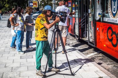 Kharkiv, Ukrayna, 06 Ağustos 2025. Gazeteciler, Almanya 'nın Köln kentinden St. Augustine ve Friend Hilft adlı yardım derneğinden Ukrayna' nın Kharkiv kentine yolcu otobüsünün teslimatını üstlendi..