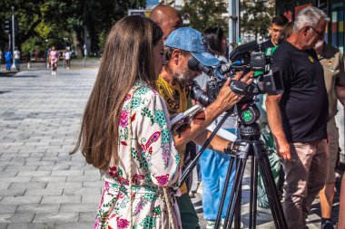 Kharkiv, Ukrayna, 06 Ağustos 2025. Gazeteciler, Almanya 'nın Köln kentinden St. Augustine ve Friend Hilft adlı yardım derneğinden Ukrayna' nın Kharkiv kentine yolcu otobüsünün teslimatını üstlendi..