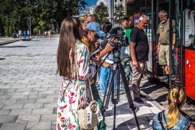 Kharkiv, Ukrayna, 06 Ağustos 2025. Gazeteciler, Almanya 'nın Köln kentinden St. Augustine ve Friend Hilft adlı yardım derneğinden Ukrayna' nın Kharkiv kentine yolcu otobüsünün teslimatını üstlendi..