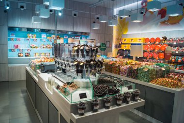 Kharkiv, Ukrayna, 06 Ağustos 2025 Roshen, Ukraynalı şekerleme üreticisi. Roshen 'in Ukrayna' da sattığı çeşitli çikolata ve şekerlerden oluşan geniş bir koleksiyonu var..