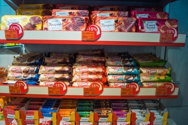 Kharkiv, Ukrayna, 06 Ağustos 2025 Roshen, Ukraynalı şekerleme üreticisi. Roshen 'in Ukrayna' da sattığı çeşitli çikolata ve şekerlerden oluşan geniş bir koleksiyonu var..