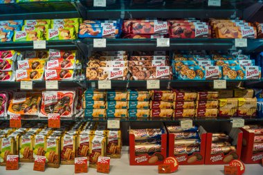 Kharkiv, Ukrayna, 06 Ağustos 2025 Roshen, Ukraynalı şekerleme üreticisi. Roshen 'in Ukrayna' da sattığı çeşitli çikolata ve şekerlerden oluşan geniş bir koleksiyonu var..