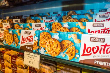 Kharkiv, Ukrayna, 06 Ağustos 2025 Roshen, Ukraynalı şekerleme üreticisi. Roshen 'in Ukrayna' da sattığı çeşitli çikolata ve şekerlerden oluşan geniş bir koleksiyonu var..