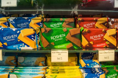 Kharkiv, Ukrayna, 06 Ağustos 2025 Roshen, Ukraynalı şekerleme üreticisi. Roshen 'in Ukrayna' da sattığı çeşitli çikolata ve şekerlerden oluşan geniş bir koleksiyonu var..