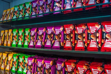 Kharkiv, Ukrayna, 06 Ağustos 2025 Roshen, Ukraynalı şekerleme üreticisi. Roshen 'in Ukrayna' da sattığı çeşitli çikolata ve şekerlerden oluşan geniş bir koleksiyonu var..