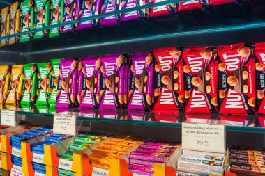 Kharkiv, Ukrayna, 06 Ağustos 2025 Roshen, Ukraynalı şekerleme üreticisi. Roshen 'in Ukrayna' da sattığı çeşitli çikolata ve şekerlerden oluşan geniş bir koleksiyonu var..