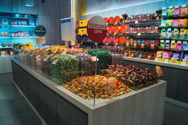 Kharkiv, Ukrayna, 06 Ağustos 2025 Roshen, Ukraynalı şekerleme üreticisi. Roshen 'in Ukrayna' da sattığı çeşitli çikolata ve şekerlerden oluşan geniş bir koleksiyonu var..