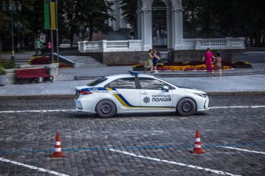 Kharkiv, Ukrayna, 06 Ağustos 2025 Polis arabası Kharkiv caddelerinde ön cephe yakınlarında ilerliyor. Şehir savaş bölgelerine çok yakın ve her gün Rus İHA 'ları ya da füzeleri tarafından saldırıya uğruyor..