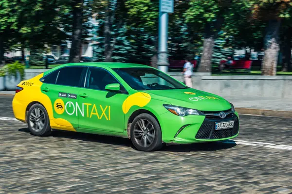 Kharkiv, Ukrayna, 06 Ağustos 2025 Taksi Harkiv caddelerinde cephe hattına doğru ilerliyor. Şehir savaş bölgelerine çok yakın ve her gün Rus İHA 'ları ya da füzeleri tarafından saldırıya uğruyor..