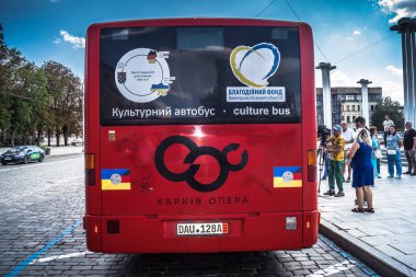 Kharkiv, Ukrayna, 06 Ağustos 2025 Alman hayır kurumu Aziz Augustine ve Arkadaş Hilft gönüllüler sayesinde Köln, Almanya 'dan Kharkiv, Ukrayna' ya yolcu otobüsü getiriyor..