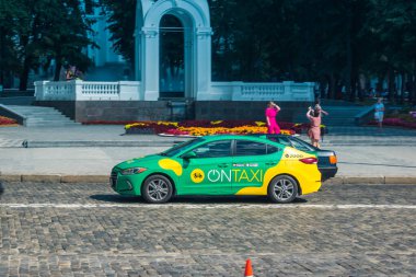 Kharkiv, Ukrayna, 06 Ağustos 2025 Taksi Harkiv caddelerinde cephe hattına doğru ilerliyor. Şehir savaş bölgelerine çok yakın ve her gün Rus İHA 'ları ya da füzeleri tarafından saldırıya uğruyor..