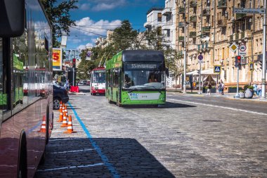Kharkiv, Ukrayna, 06 Ağustos 2025 Otobus Kharkiv caddelerinde cephe hattına doğru ilerliyor. Şehir savaş bölgelerine çok yakın ve her gün Rus İHA 'ları ya da füzeleri tarafından saldırıya uğruyor..