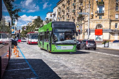 Kharkiv, Ukrayna, 06 Ağustos 2025 Otobus Kharkiv caddelerinde cephe hattına doğru ilerliyor. Şehir savaş bölgelerine çok yakın ve her gün Rus İHA 'ları ya da füzeleri tarafından saldırıya uğruyor..
