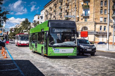 Kharkiv, Ukrayna, 06 Ağustos 2025 Otobus Kharkiv caddelerinde cephe hattına doğru ilerliyor. Şehir savaş bölgelerine çok yakın ve her gün Rus İHA 'ları ya da füzeleri tarafından saldırıya uğruyor..