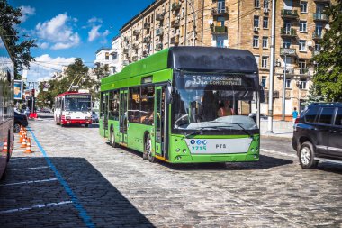 Kharkiv, Ukrayna, 06 Ağustos 2025 Otobus Kharkiv caddelerinde cephe hattına doğru ilerliyor. Şehir savaş bölgelerine çok yakın ve her gün Rus İHA 'ları ya da füzeleri tarafından saldırıya uğruyor..