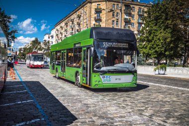 Kharkiv, Ukrayna, 06 Ağustos 2025 Otobus Kharkiv caddelerinde cephe hattına doğru ilerliyor. Şehir savaş bölgelerine çok yakın ve her gün Rus İHA 'ları ya da füzeleri tarafından saldırıya uğruyor..