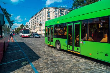 Kharkiv, Ukrayna, 06 Ağustos 2025 Otobus Kharkiv caddelerinde cephe hattına doğru ilerliyor. Şehir savaş bölgelerine çok yakın ve her gün Rus İHA 'ları ya da füzeleri tarafından saldırıya uğruyor..