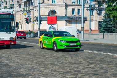 Kharkiv, Ukrayna, 06 Ağustos 2025 Taksi Harkiv caddelerinde cephe hattına doğru ilerliyor. Şehir savaş bölgelerine çok yakın ve her gün Rus İHA 'ları ya da füzeleri tarafından saldırıya uğruyor..