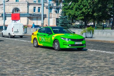 Kharkiv, Ukrayna, 06 Ağustos 2025 Taksi Harkiv caddelerinde cephe hattına doğru ilerliyor. Şehir savaş bölgelerine çok yakın ve her gün Rus İHA 'ları ya da füzeleri tarafından saldırıya uğruyor..