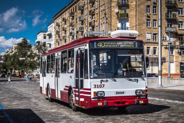 Kharkiv, Ukrayna, 06 Ağustos 2025 Otobus Kharkiv caddelerinde cephe hattına doğru ilerliyor. Şehir savaş bölgelerine çok yakın ve her gün Rus İHA 'ları ya da füzeleri tarafından saldırıya uğruyor..