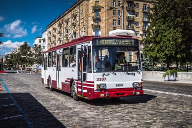 Kharkiv, Ukrayna, 06 Ağustos 2025 Otobus Kharkiv caddelerinde cephe hattına doğru ilerliyor. Şehir savaş bölgelerine çok yakın ve her gün Rus İHA 'ları ya da füzeleri tarafından saldırıya uğruyor..