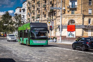 Kharkiv, Ukrayna, 06 Ağustos 2025 Otobus Kharkiv caddelerinde cephe hattına doğru ilerliyor. Şehir savaş bölgelerine çok yakın ve her gün Rus İHA 'ları ya da füzeleri tarafından saldırıya uğruyor..