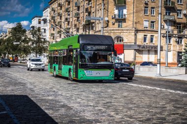 Kharkiv, Ukrayna, 06 Ağustos 2025 Otobus Kharkiv caddelerinde cephe hattına doğru ilerliyor. Şehir savaş bölgelerine çok yakın ve her gün Rus İHA 'ları ya da füzeleri tarafından saldırıya uğruyor..
