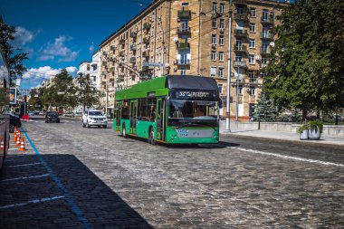 Kharkiv, Ukrayna, 06 Ağustos 2025 Otobus Kharkiv caddelerinde cephe hattına doğru ilerliyor. Şehir savaş bölgelerine çok yakın ve her gün Rus İHA 'ları ya da füzeleri tarafından saldırıya uğruyor..